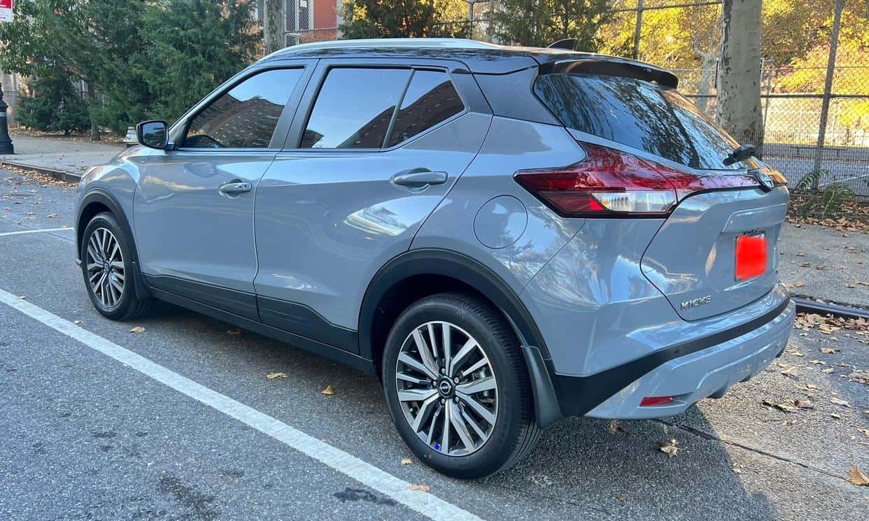 Thumbnail 3 of 2023 Nissan Kicks (Gray)