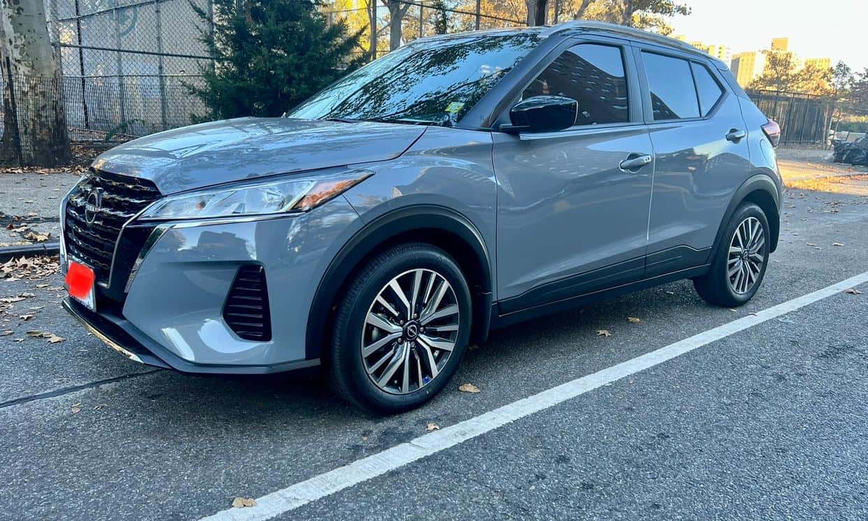 Thumbnail 1 of 2023 Nissan Kicks (Gray)
