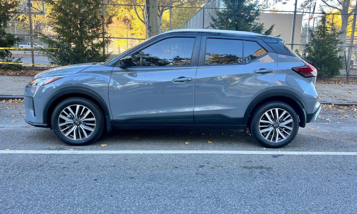 Thumbnail 2 of 2023 Nissan Kicks (Gray)